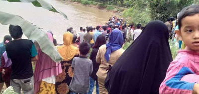 Mobil Travel Padang-Tembilahan Terperosok ke Sungai Indragiri, 2 Tewas Terperangkap Air